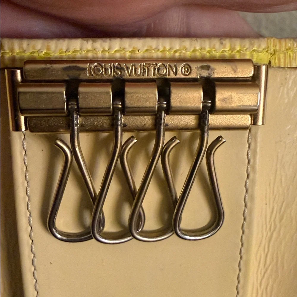 Louis Vuitton Authentic Key case holder cream epi CA0099